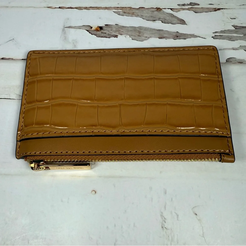 NWT Michael Kors jet set travel medium card case.